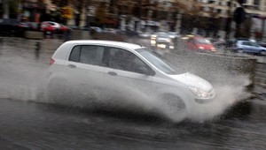 Prší, na cestách sa šmýka. Môžu za to aj kvitnúce stromy