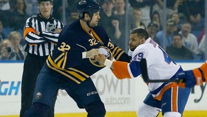 VIDEO. Drobček Johnson vyškolil v bitke zlého muža Buffala Scotta