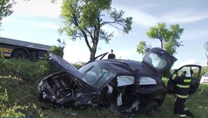 Smrteľná nehoda neďaleko Banskej Štiavnice: Auto zapichnuté v zemi, bezvládne telo ležalo na lúke