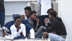 V Taliansku zakotvila loď s migrantmi. Nemôžu vystúpiť, kým si ich nerozdelia iné štáty EÚ