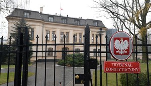 Pri ústavnom súde v Poľsku zasahovala polícia. Prezident prerušil let do Senegalu