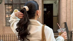 Čo sú to pony cuffs? Vlasové doplnky, ktoré budú hitom tejto sezóny