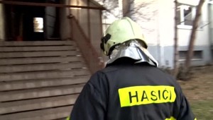 V priestoroch paneláku vypukol požiar. Hasiči museli evakuovať niekoľko ľudí