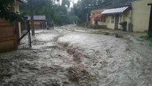 Hasiči zasahujú v Zákopčí. Prívalový dážď spôsobil vyliatie potoka
