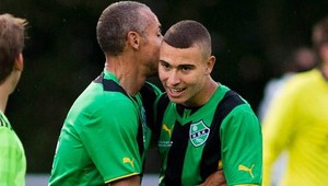 Otec a syn Larssonovci v dresoch Högaborgu, skóroval Jordan