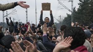 Z Grécka sa stáva veľký utečenecký tábor. Denne prichádzajú tisíce migrantov