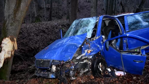 Vodič prešiel do protismeru a narazil do stromu. Dvom účastníkom nehody pomôcť nedokázali