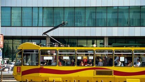 Profesora zbili v električke, pretože rozprával po nemecky