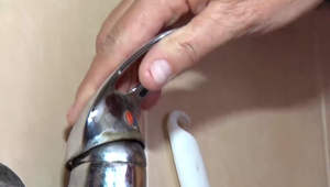 Sprchovať sa bez vody? S náhlou stopkou sa trápia obyvatelia bytovky