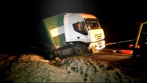 Kamión skončil v priekope. Museli ho vyťahovať