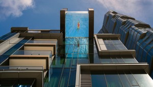 Luxusný mrakodrap na Havaji poskytuje bazén pre nebojácnych