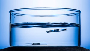 Optická ilúzia alebo budúcnosť námorníctva? Kúsok kovu vhodený do vody odmieta klesnúť