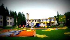 Búrka na východe strhávala strechy a ničila úrodu