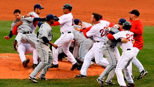 Bejzbal alebo wrestling? Na ihrisku ako na bojisku