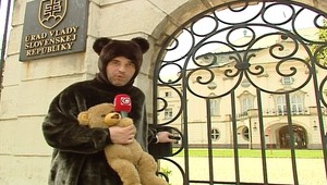 Politici na spovedi? Jedine u plyšového medveďa!
