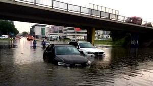 Prívalové dažde spôsobili škody na cestách. Odborník radí, ako si neutopiť auto