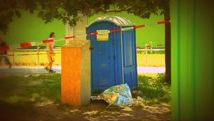 V kabínke mobilnej toalety objavili mŕtvolu