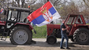 V Belehrade sa zišli demonštranti proti korupcii, stretávajú sa aj podporovatelia vlády