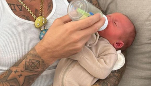 Bieber najprv zúri pre klebety o tehotenstve a zrazu sa ukáže s bábom v detskom kočíku!