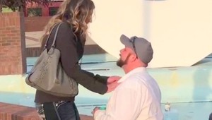 Takúto žiadosť o ruku ste ešte nevideli! Muž pokľakol a potom sa TO stalo!