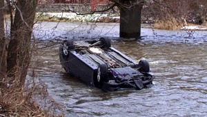 Otec a dve deti vleteli po šmyku s autom do rieky