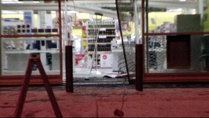 Do hypermarketu vtrhli profíci. Ukradli šperky za 400 000 €!