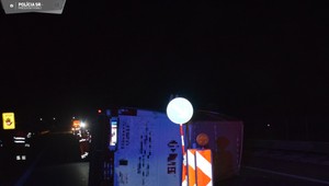 Spôsobil dopravnú nehodu a z auta vystúpil s pivom v ruke