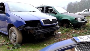 VIDEO: Záhada, kto rabuje odstavené autá v dedine pri ukrajinskej hranici je vyriešená. Páchateľov prichytili