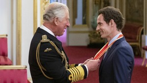 Sir Andy Murray bol pasovaný princom Charlesom do rytierskeho stavu