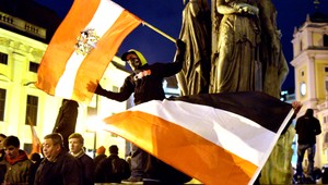 Viedeň demonštruje. Na jednej ulici sa stretli prívrženci i odporcovia Pegidy