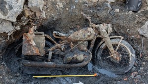 Vysychajúci Dunaj odhalil vojnový motocykel aj muníciu. Pod ním našli ľudské pozostatky