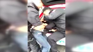 Expolicajta po kontroverznom zákroku vyzliekli z uniformy. Kauza znova putuje na okresný súd