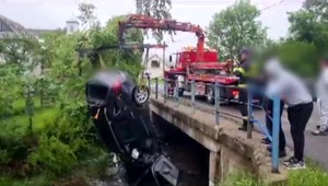Auto skončilo prevrátené pod mostom, museli zasahovať záchranné zložky
