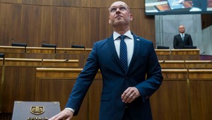 SaS kritizuje koalíciu: Nevyjasnené informácie v správe o atentáte na premiéra