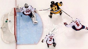 Washington na pokraji vyradenia, Crosbyho prvý bod