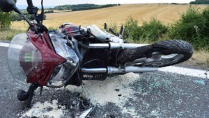 Mladý motorkár (16) narazil do auta pred ním, skončil v nemocnici