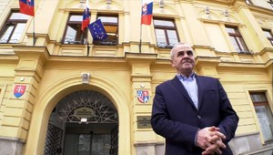 Novinári po štyroch rokoch na úrade. Lunter objavil Kotlebovu posilňovňu