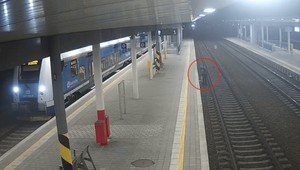 Mužovi zapadli medzi podvaly cigarety, zrazil ho rýchlik