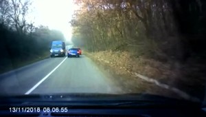 Arogantnou jazdou ohrozoval seba i iných. Vodič prebiehal na plnej čiare, navyše v zákrute