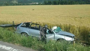 Zrážku auta s kamiónom neprežila mladá žena. Cestu museli uzavrieť