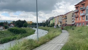 Starší muž sa skotúľal do rieky. Pravdepodobne mal vypité