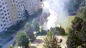 Hasiči bojovali s požiarom stromov pri ihrisku. Podpálil ich iba 8-ročný chlapec