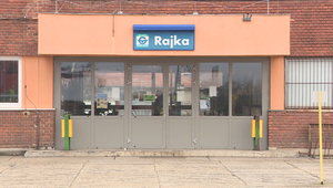 Nedostatok rušňovodičov komplikuje dopravu do Bratislavy. Vlaky meškajú, náhradné autobusy nestíhajú