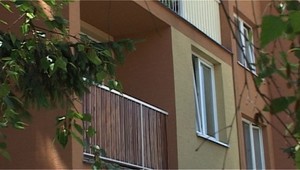 Dvojročný chlapec vymkol matku na balkóne, pomohli jej až policajti