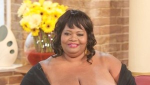 Ukazujú na ňu prstom, ona by nemenila: TOTO je žena s najväčšími prirodzenými prsiami na svete