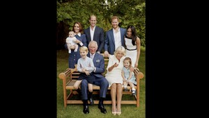 Charles oslavuje sedemdesiatku, zapózoval so synmi, nevestami a vnúčatami