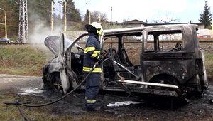 Cestou z práce začalo vodičovi horieť auto. Ostal iba obhorený vrak