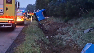 Nehoda na D2: Autobus s 19 ľuďmi havaroval, jedna žena skončila vo vážnom stave