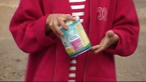 Trapas kandidáta. Deťom dal staré mlieko!