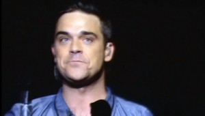 Hulvát Robbie Williams (40) spadol na obdivovateľku! Nepovedal ani prepáč